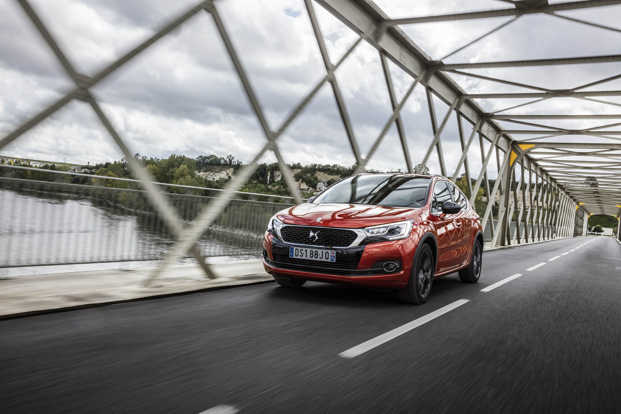 NEW DS 4」「DS 4 CROSSBACK」を発売開始 SUVタイプと4ドアクーペ