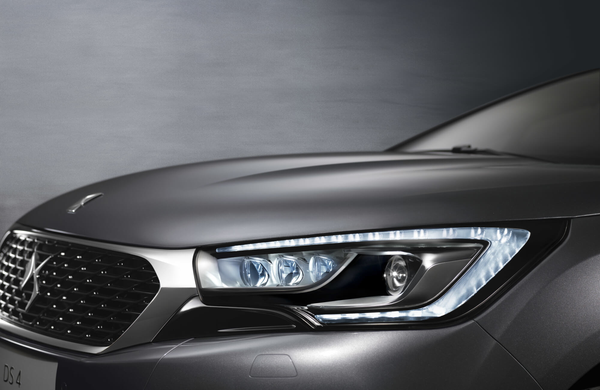 NEW DS 4」「DS 4 CROSSBACK」を発売開始 SUVタイプと4ドアクーペ