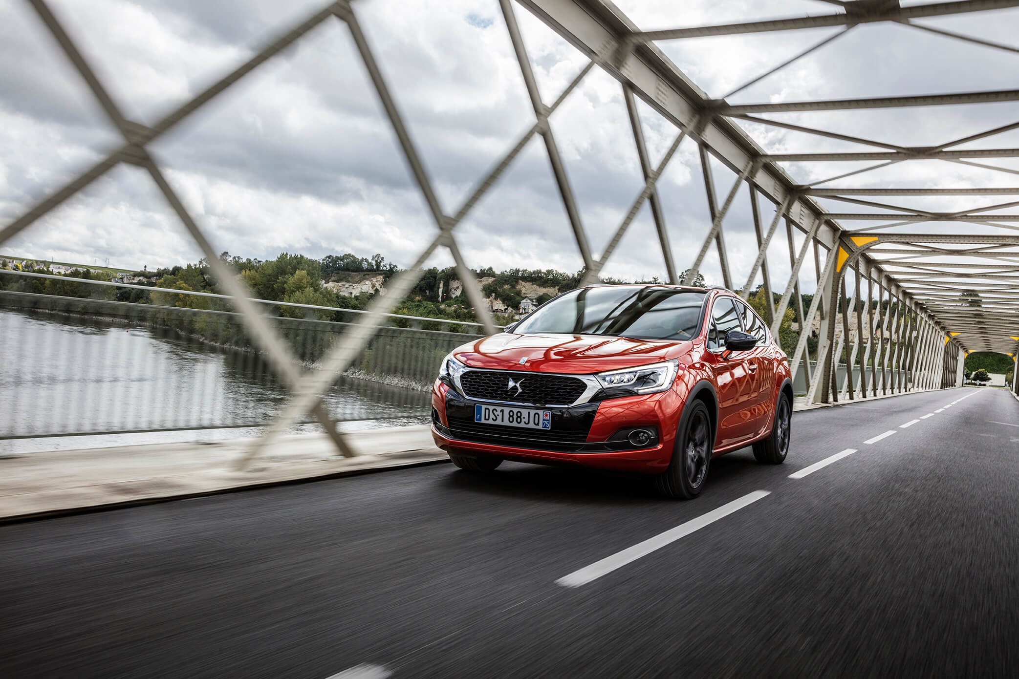 0 DS4 CROSSBACK クリーンディーゼルを搭載した「DS DS BlueHDi」「DS 