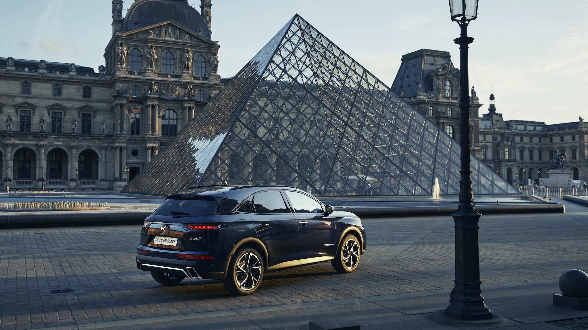 移動空間にもアートのマインドを DS 7 CROSSBACK LOUVRE BlueHDi登場