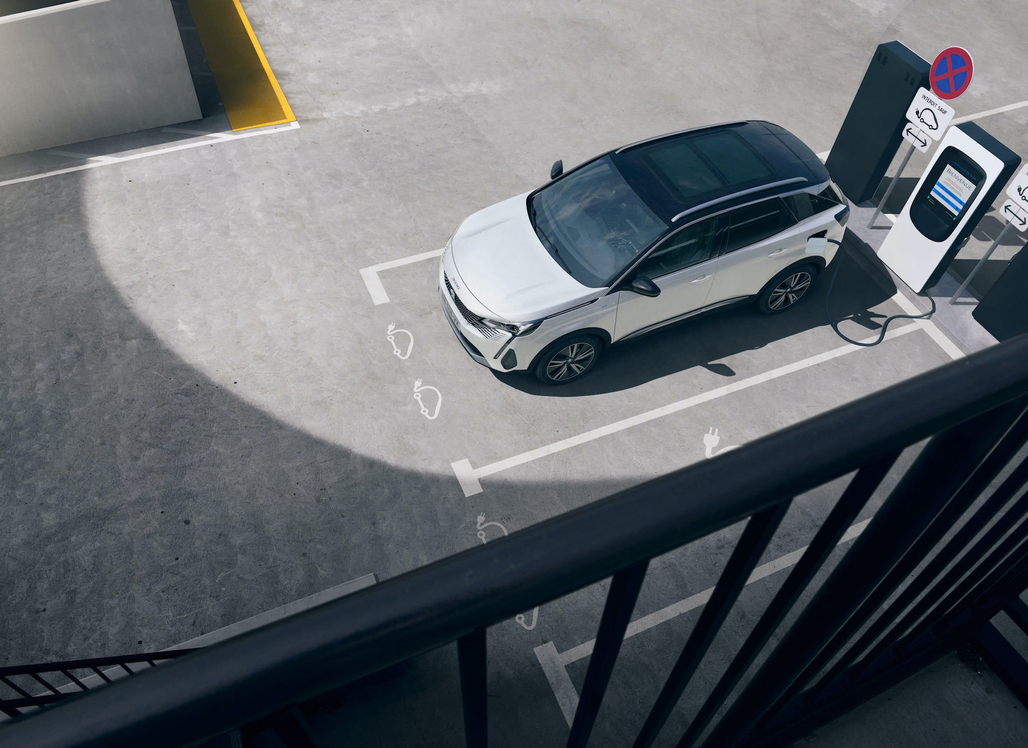 PEUGEOT最新デザインコードのフェイスをまとい、 さらに輝きを増 PEUGEOT最新デザインコードのフェイスをまとい、 さらに輝きを増