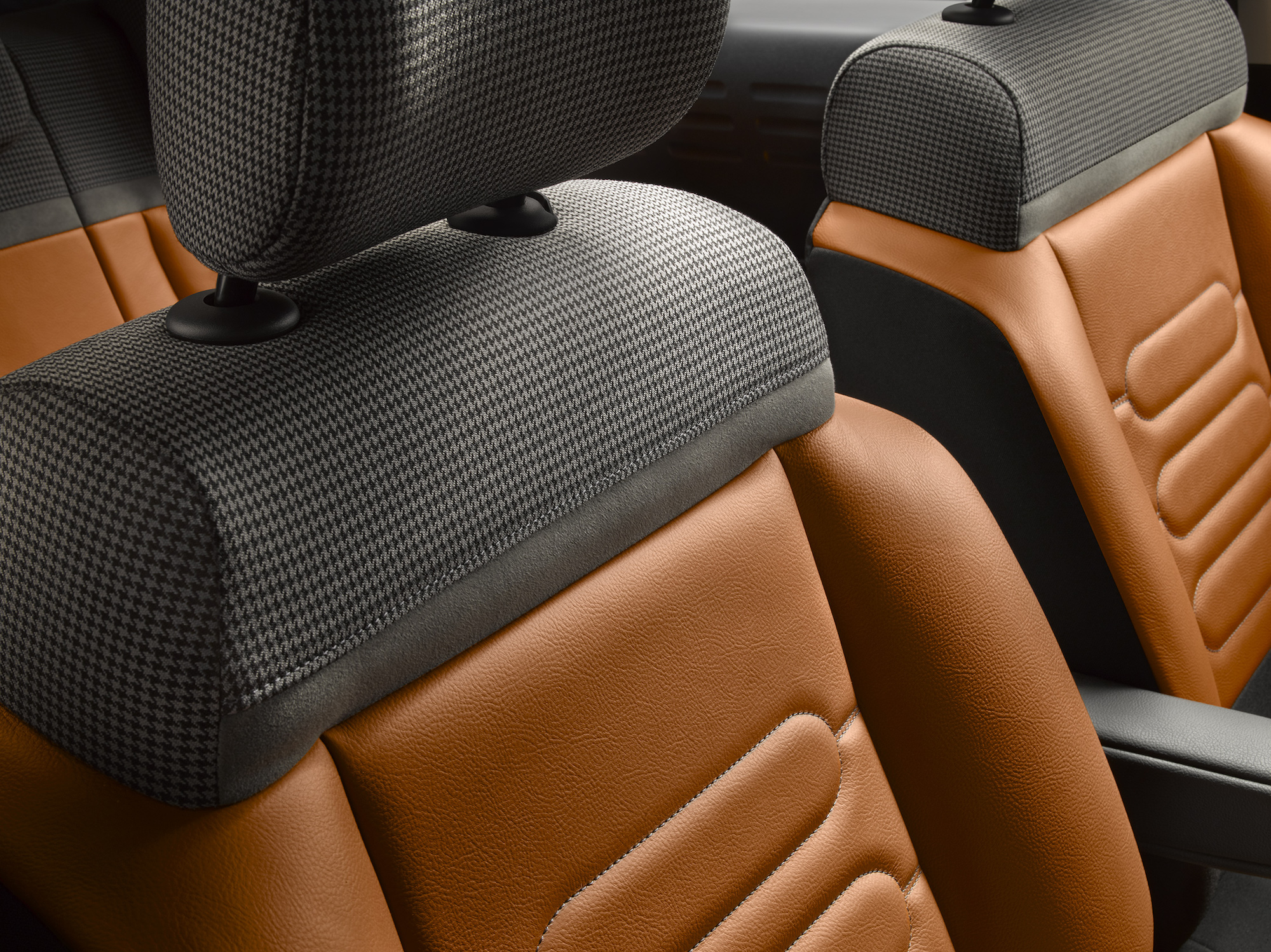 鮮やかなキャメルカラーのレザーと千鳥格子のファブリックでインテリア