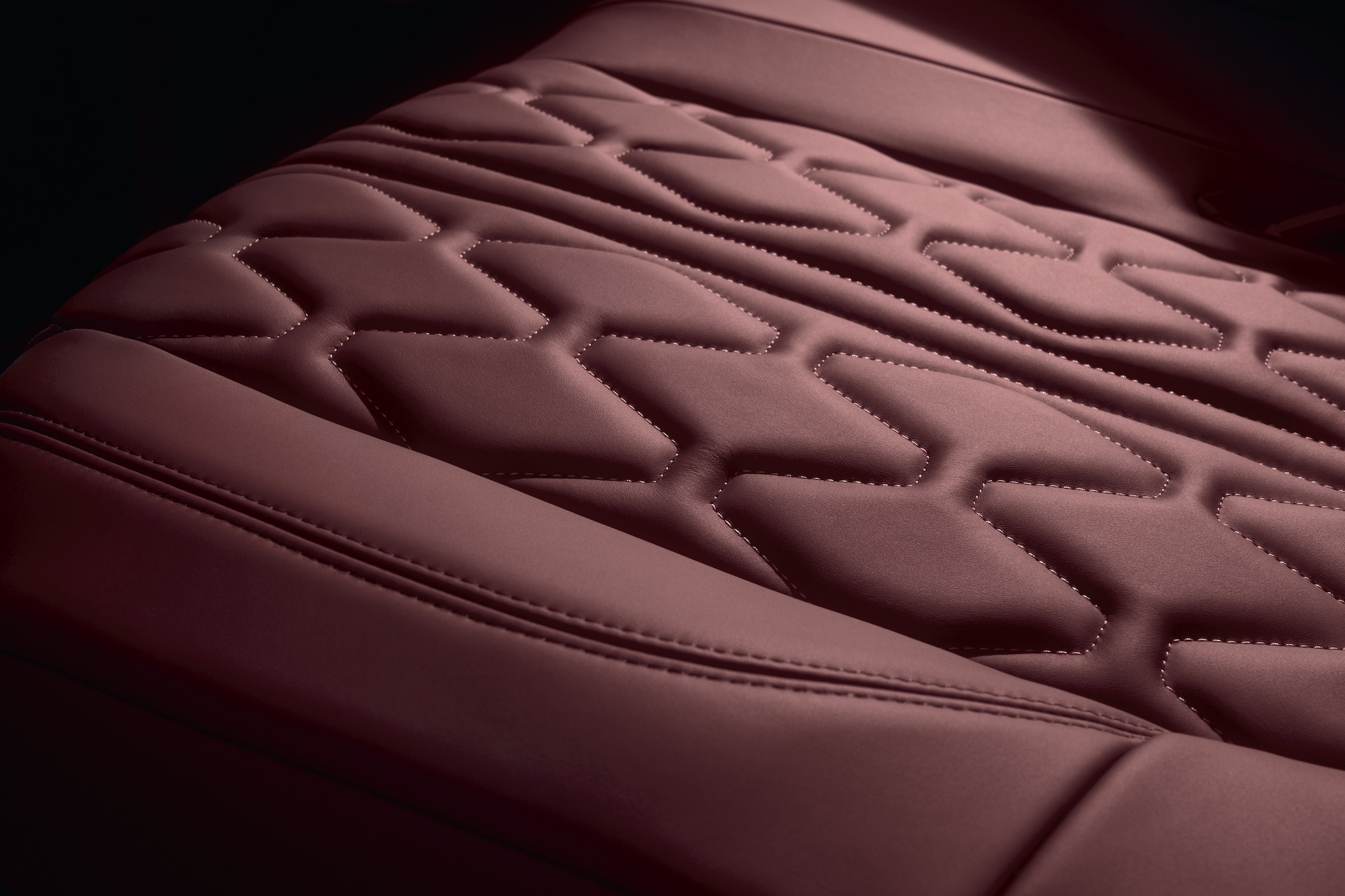 ポストミニバンで注目の7シーターSUVに華やかさをプラス。レッドナッパ