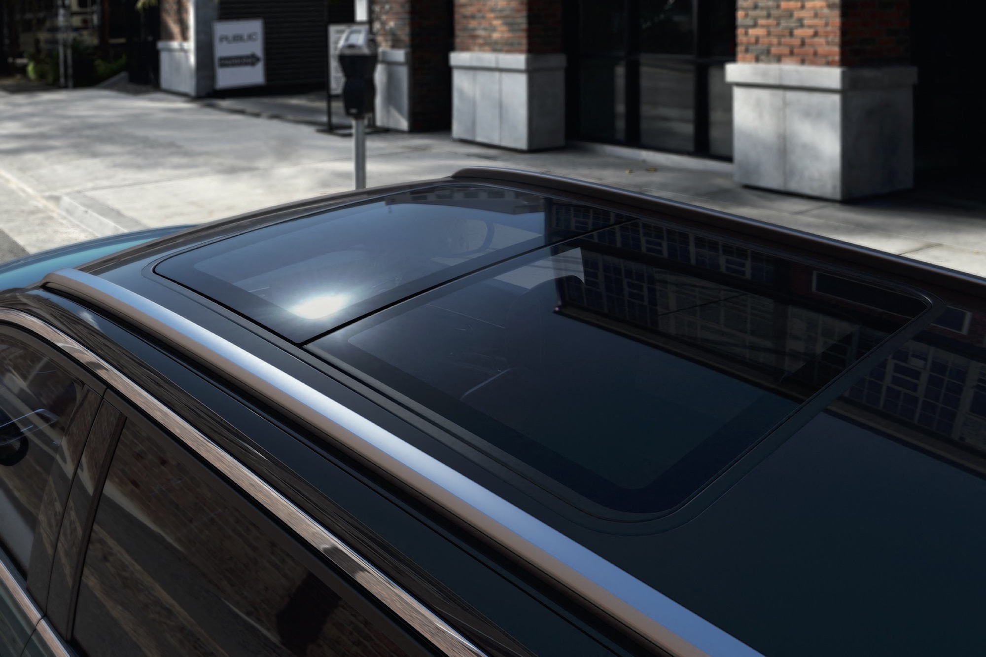 ポストミニバンで注目の7シーターSUVに華やかさをプラス。レッドナッパ