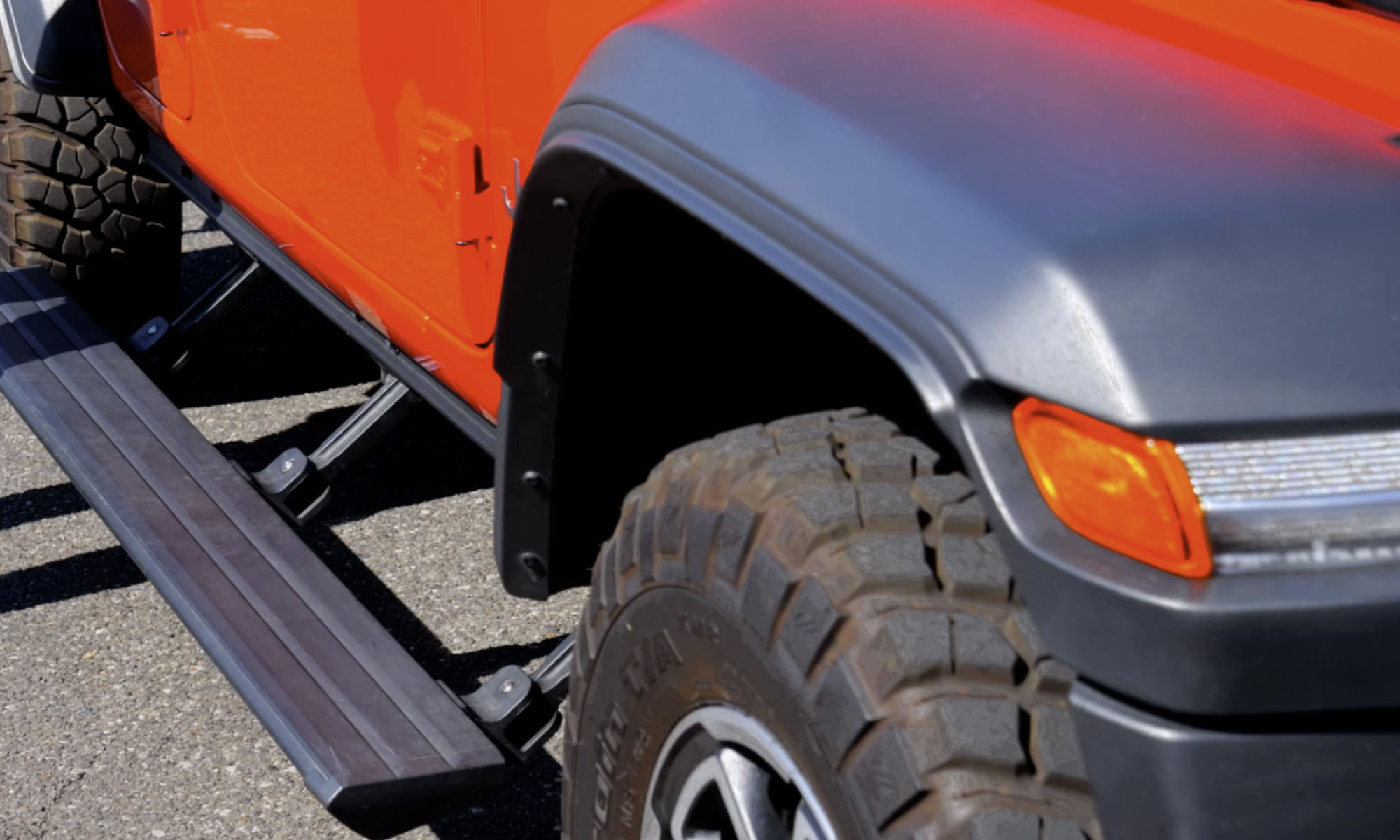 Jeep Wrangler Sahara サイドステップ Jeep® Wrangler Unlimited Sahara Power Side Step​｜特別仕様車