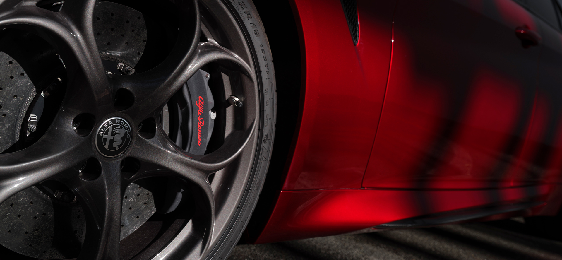 アルファ ロメオ 限定車「GIULIA Quadrifoglio Collezione」と