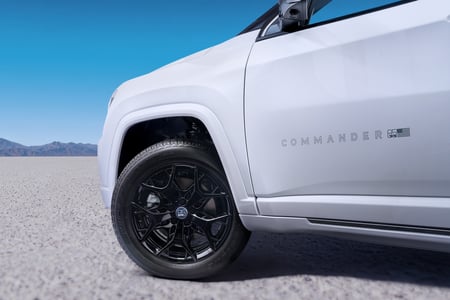 Commander_85_Exterior