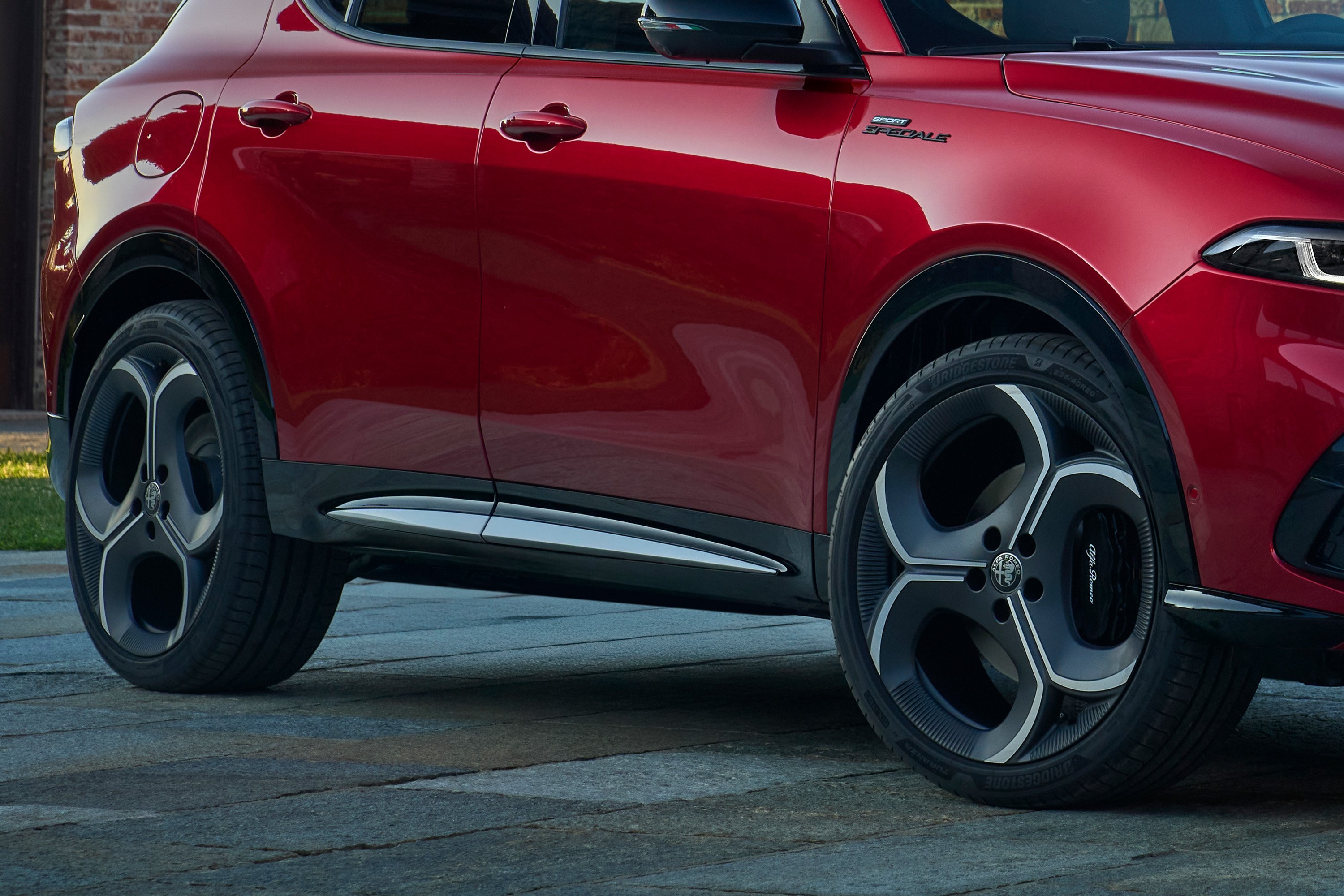 Wheel & Silver insert side skirt