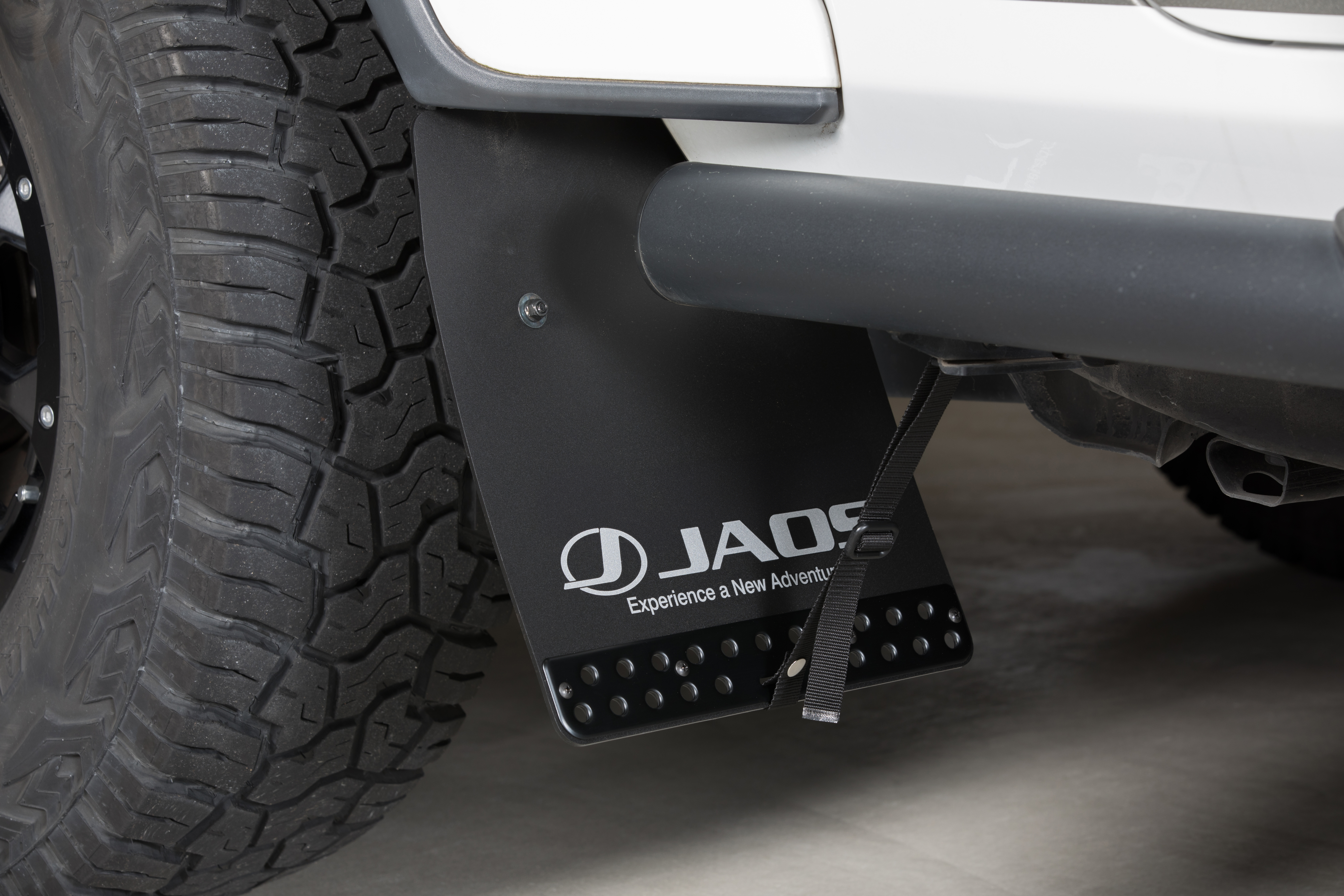 Jeep Wrangler Unlimited 前輪後側的 JAOS 擋泥板。